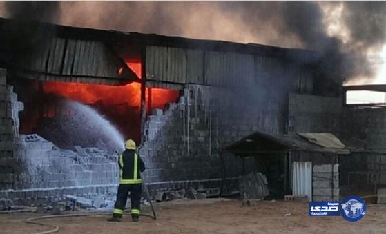 مدني القصيم يكافح حريقاً بمعمل «اسفنج»