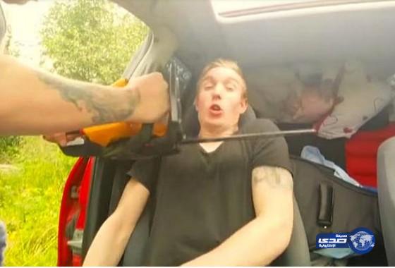 بالفيديو: نرويجي يسلّط منشاراً كهربائياً على عنق صديقه النائم