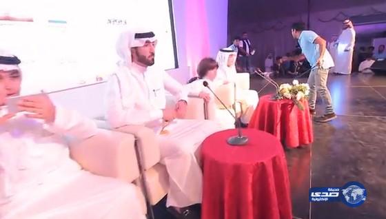 بالفيديو: تدافع جماهيري لمشاهدة الشاعر زياد بن نحيت مع أبنائه يخلِّف إصابات