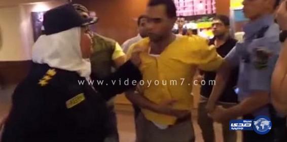 بالفيديو: عقيد شرطة نسائية تصفع متحرشا وتصعقه بالكهرباء في سينما بالقاهرة