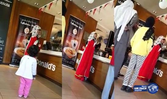 بالفيديو: مشادة كلامية بين امرأة وعاملة في مطعم شهير بالكويت