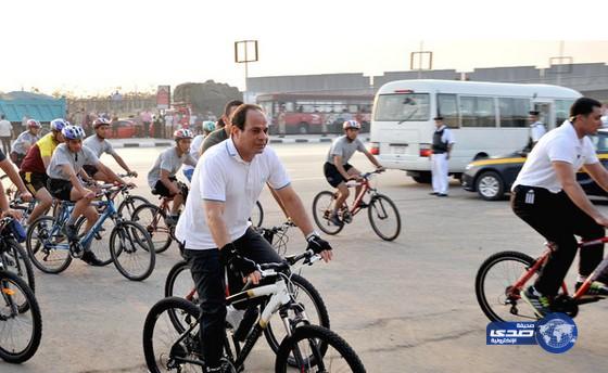 بالفيديو: السيسي يتجول بدراجة في شوارع مصر الجديدة