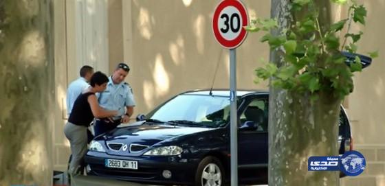 تغريم فرنسية قادت سيارتها بـ”شبشب”