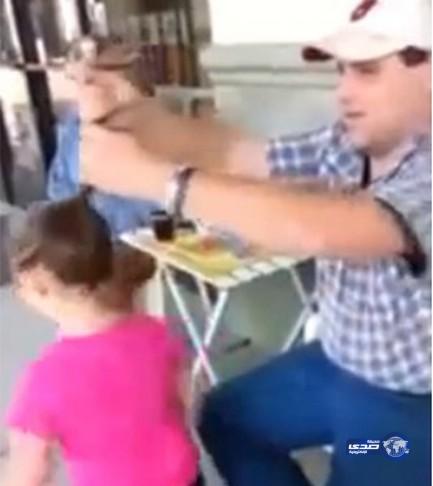بالفيديو.. أب يبتكر أفضل وأسرع طريقة لربط الشعر!!