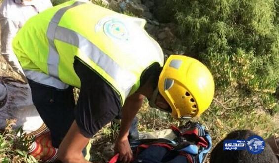مدني أبها: إنقاذ طفلة سقطت من علو منحدر صخري