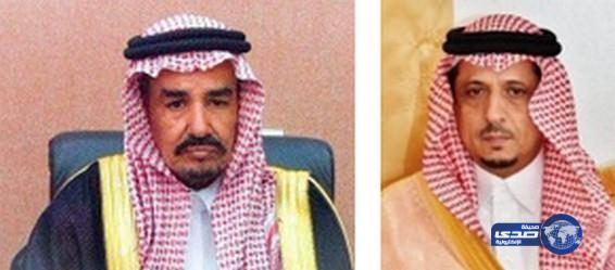 محافظ بيشه يتقدم المصلين على الشيخ آل عطيان