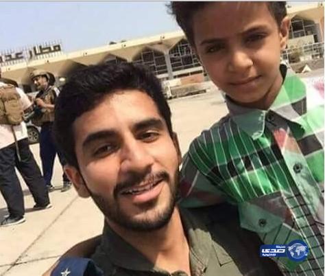 كابتن الطائرة السعودية بمطار عدن يلتقط «سليفي» مع طفل يمني