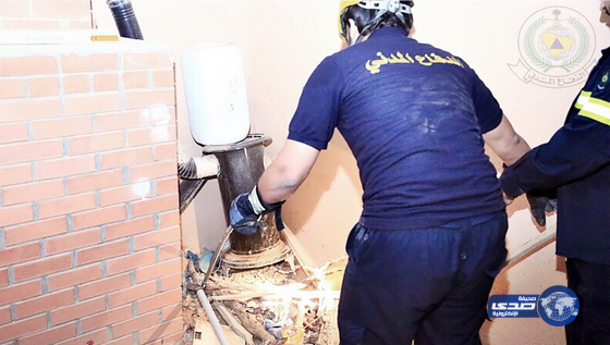 بالصور مدني رفحاء يستخرج ثعبان من داخل خزان مواطن