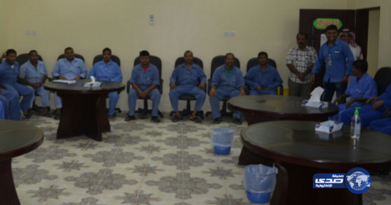 مدير مستشفى الليث يعايد عمال النظافه