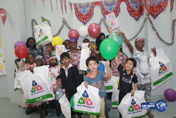 معايدة 120 طفلاً وطفلة بمركز إيواء الأطفال بالعاصمة المقدسة