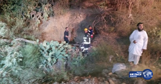 سقوط مركبة داخل بئر زراعية جافة