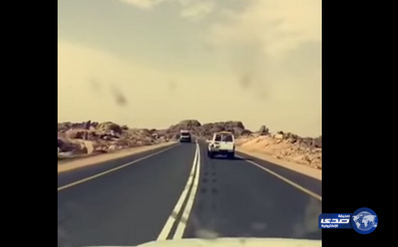 فيديو: مروع لـ “جيب” حاول ممازحة “شاحنة” فكاد يتسبب بكارثة