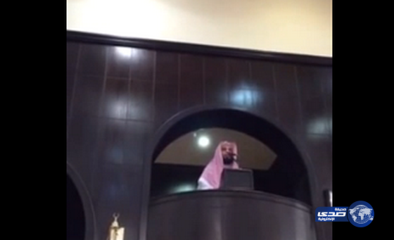 فيديو:تغيب الإمام فارتقى أحد الحضور على  المنبر فإذ به إمام الحرم