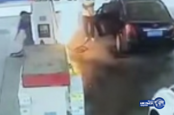 بالفيديو:اشتعال النار في شاب وسيارته بعد رش البنزين على عامل محطة وقود