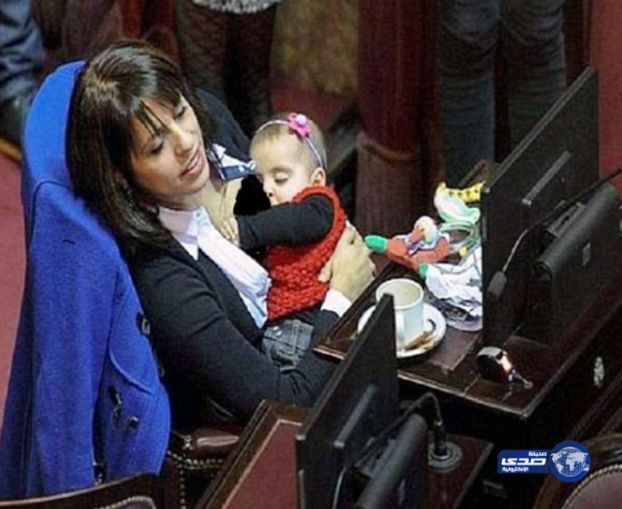نائب البرلمان ترضع طفلتها خلال الجلسه..