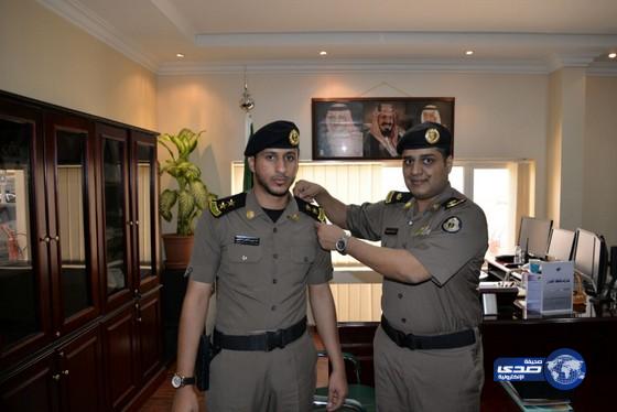 الحقباني يقلد العتيبي رتبته الجديدة ملازم أول‎