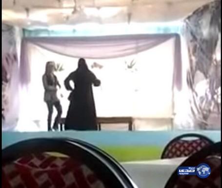 بالفيديو: «وصلة رقص» لفتاة منتقبة بإحدى الكافتيريات في مصر