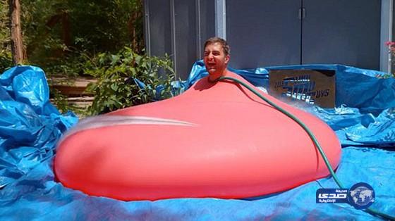 بالفيديو: لحظة انفجار بالونة مياه بداخلها شاب بالتصوير البطيء