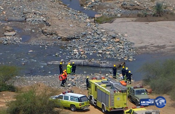 انتشال غريقين في مياه راكدة بوادي لجب بجازان
