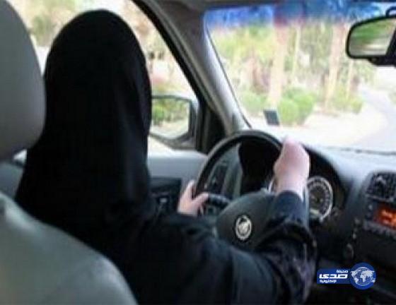 ضبط سيدة عربية تقود سيارة بطريق رئيسي بالقصيم