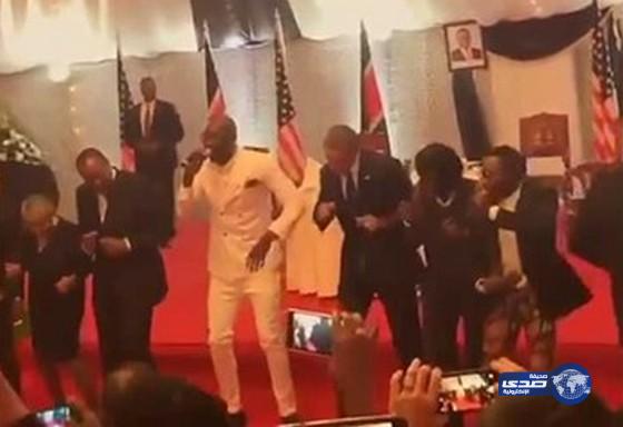 بالفيديو&#8230; أوباما يؤدي رقصة &#8220;ليبالا&#8221; في كينيا ويثير إعجاب الجمهور