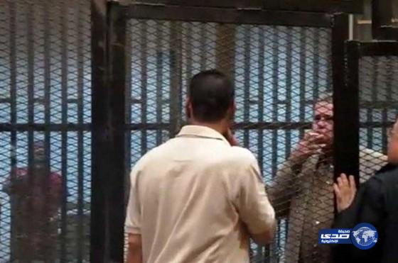 بالفيديو: توفيق عكاشة يُدخن ويستفز مرسي في قاعة المحكمة