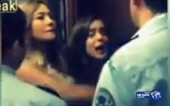 بالفيديو : فتاة تصفع ضابطاً تركياً على وجهه بعد محاولته اقتيادها لقسم الشرطة
