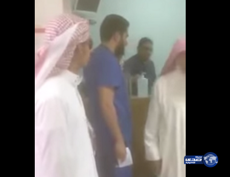 طبيب يطرد مواطنا من العياده في احد المستشفيات بالمملكه‎(فيديو)