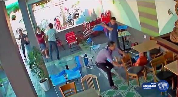 بالفيديو: تحطيم مقهى في معركة عنيفة بالكراسي بسبب فتاة