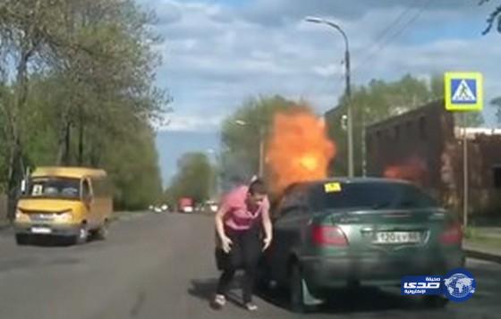 بالفيديو.. لحظة اشتعال النار في سيارة تقودها امرأة والسبب سيجارة