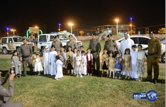 بالصور: رجال الأمن بجازان يشاركون أطفال الحدود فرحة العيد