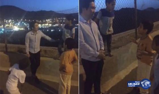 بالفيديو: أطفال سعوديون يدعون مقيماً آسيوياً للإسلام بطريقتهم الخاصة