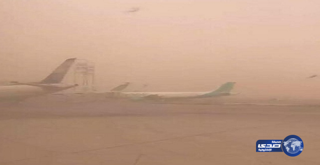 عاصفة رملية تجتاح الرياض وتعلّق الرحلات الجوية
