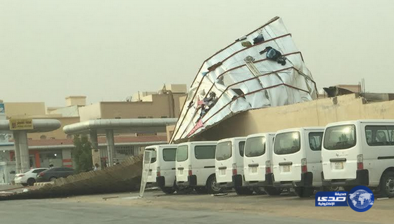 بالصور.. الرياح تقتلع سقفاً حديدياً لسكن عمال في الرياض