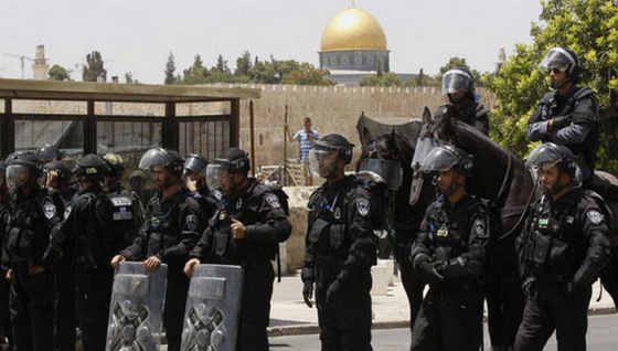 إسرائيل تمنع الفلسطينيين رجالاً ونساءً من دخول الأقصى