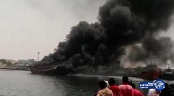 بالصور: حريق يلتهم سفينتي صيد في خور عجمان