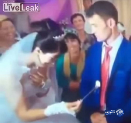 بالفيديو: عريس ينفعل على عروسته ويضربها أمام المدعوين