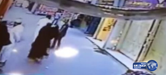 بالفيديو: فتاة تهجم على متحرش وتضربه بـ المكنسة في سوق تجاري