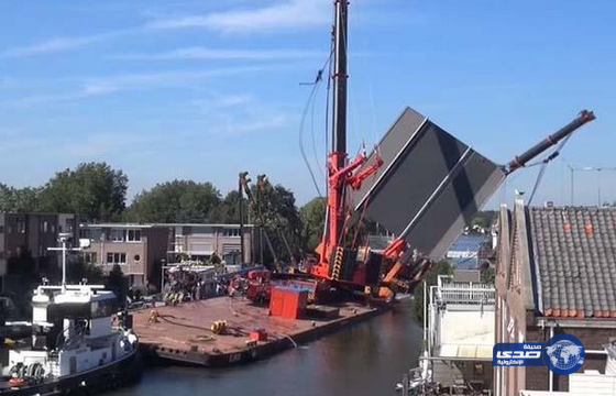 بالفيديو: لحظة انهيار ونش عملاق على مبنى سكني بهولندا