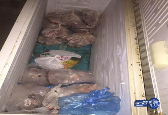 مصادرة 250 كيلو من اللحوم مجهولة المصدر داخل شقة بالدلم (صور)