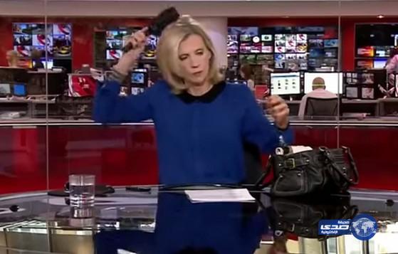 بالفيديو.. مذيعة &#8220;BBC&#8221; تمشط شعرها على الهواء مباشرة
