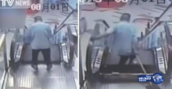 بالفيديو: عامل نظافة يخسر ساقه بعد أن علقت في سلم كهربائي