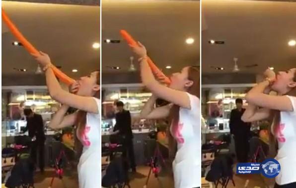 بالفيديو: فتاة تضع بالونة كبيرة داخل فمها وتبتلعها بالكامل