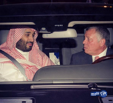 بالصورة: ملك الأردن يقود سيارته وبجانبه الأمير محمد بن سلمان