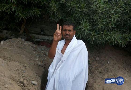 يَمني يستعد لقتال الحوثي بحفر قبره بيديه