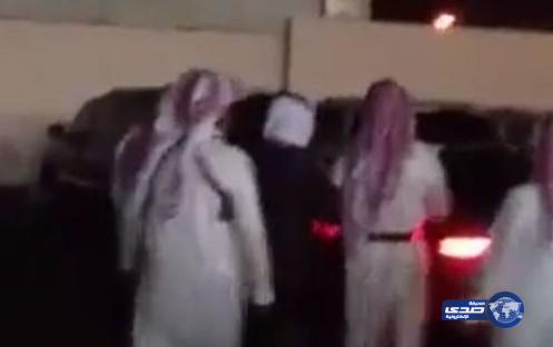 بالفيديو: عريس يتلقى مزحه من العيار الثقيل يوم زفافه