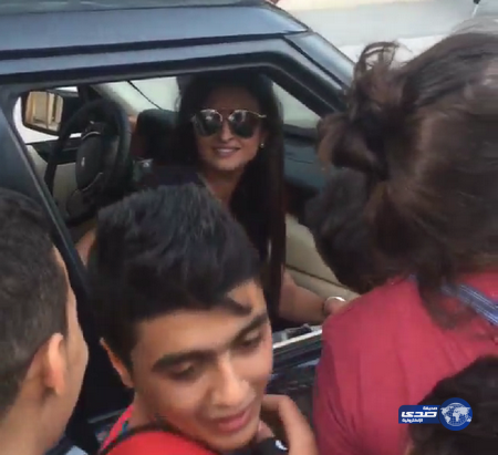 عُلا الفارس تستعد لإلتقاط سيلفي مع معجبيها..