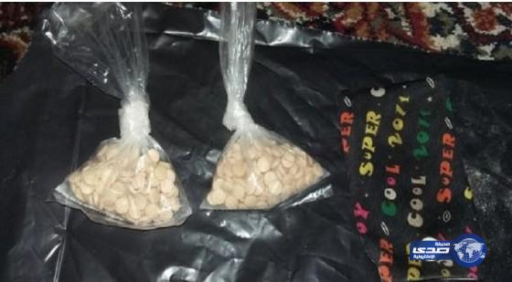 ضبط مواطن ومخالف بحوزتهما مخدرات على طريق الساحل