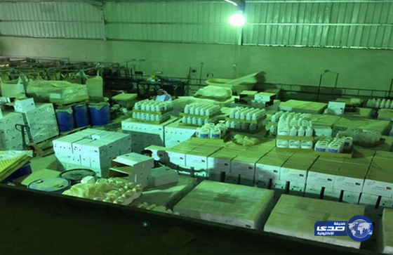 ضبط عمالة تصنع مواد تنظيف لا تحمل بيانات تجارية