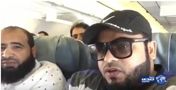 بالفيديو: أمين عسير يتنازل عن مقعده بالطائرة لمرافق مُسنة